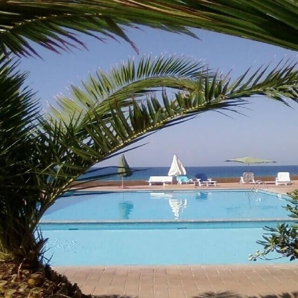 Residence 50 m from the beach with private access, 2 swimming pools