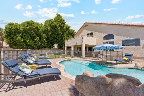 Resort-Style 5BR Heated Pool Putting Green