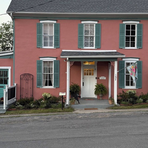 Restored 1870s 4BR, 2.5 bath, formal dining, in the heart of Berkeley Springs