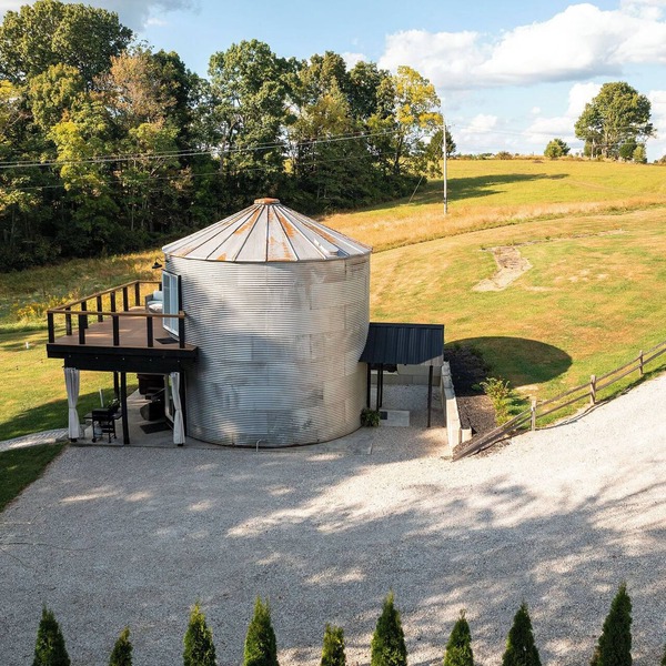 Restored Grain Bin with Hot Tub, King Bed, Vending Machine. Dog-friendly!