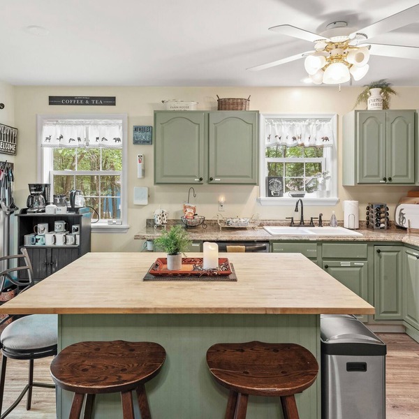 Ridge Retreat by AvantStay | Game Room, Covered Porch, & Fire Pit!