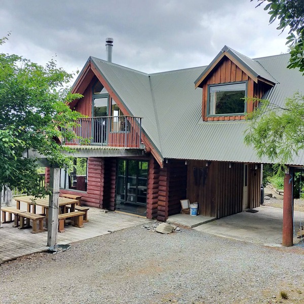 Ridgeway log cabin, quiet and secluded getaway ideal for a family.