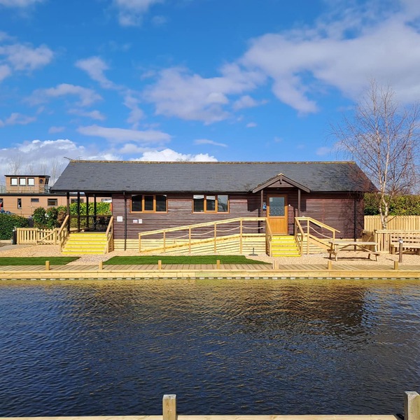 River Breeze - Waterside, Norfolk Broads, sleeps 6 in 3 bedrooms