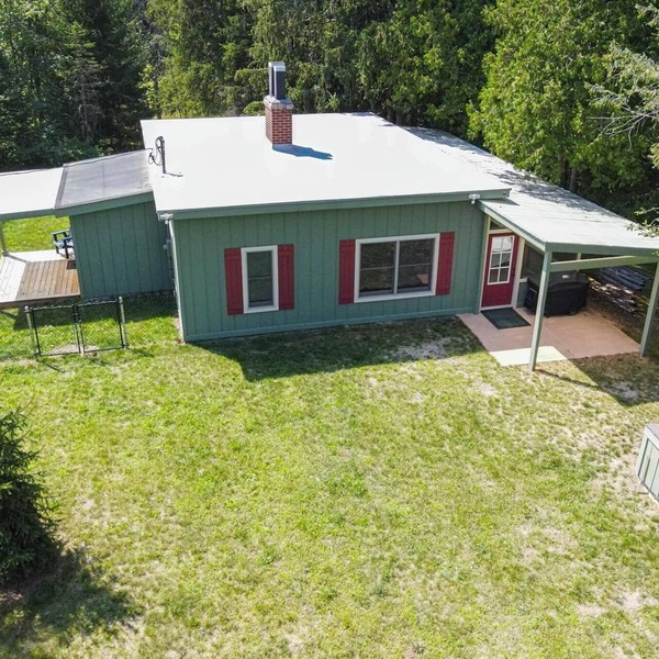 River Camp Retreat, Sublime 3-bedroom River Front Cottage in Traverse City