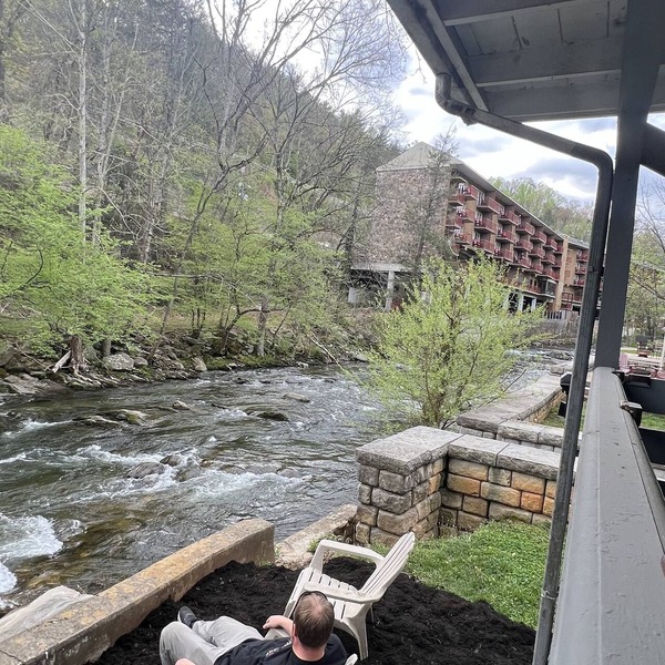 River Front-Walking Distance to Downtown!