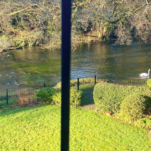 River Itchen Escape - Cosy Cottage on the Water