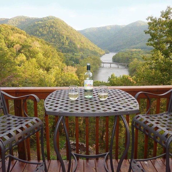 River Magic, Romantic Luxury Log Cabin with Hot Tub