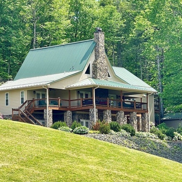 River Rocks - Riverfront, Upscale, Hot Tub, Gameroom, 5 Hole Putting Range, WIFI, Firepit