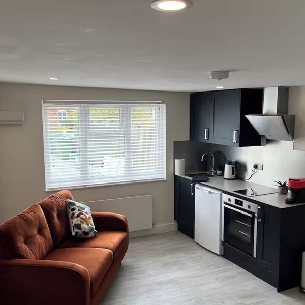 River Studio, Sleeps 2 with Parking & Dog Friendly