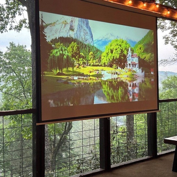 Riverbend Treehouse-Mountain/River Views, Hot Tub, Arcade, Outdoor Movie Screen