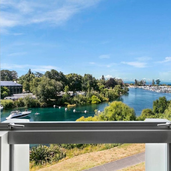 Riverfront Apartment - spacious, modern, warm apartment, with beautiful river views