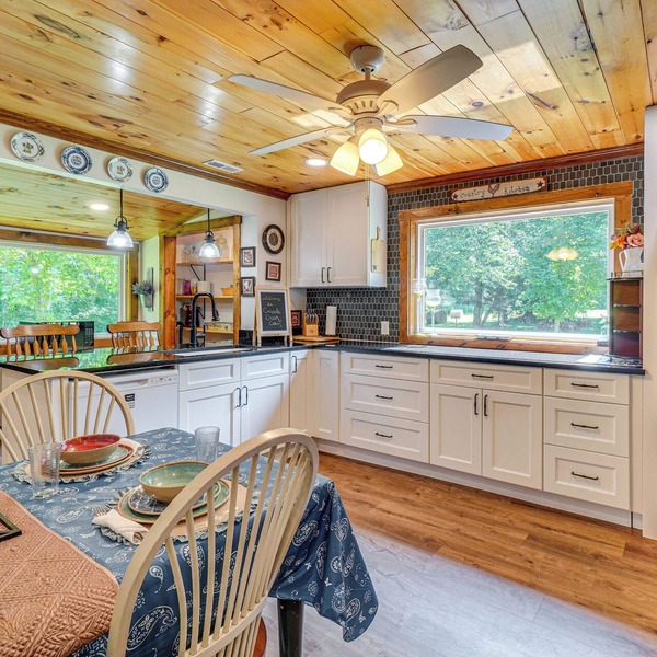 Riverfront Cabin - 6 Mi to Great Smoky Mtns NP!