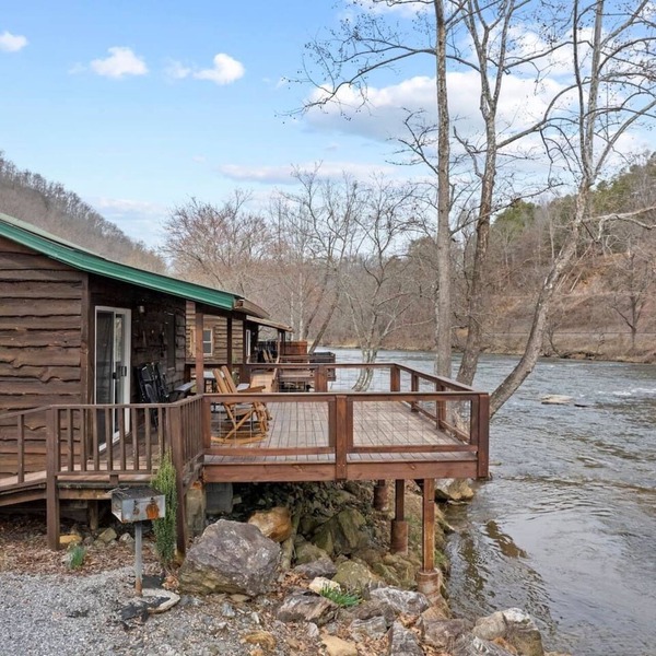 Riverfront Cabin, Mountain Views, Fishing, and Rafting!