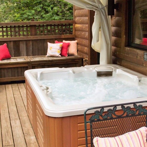 RIVERFRONT Cabin with HOT TUB Close to Asheville. CONTACT HOST before booking.