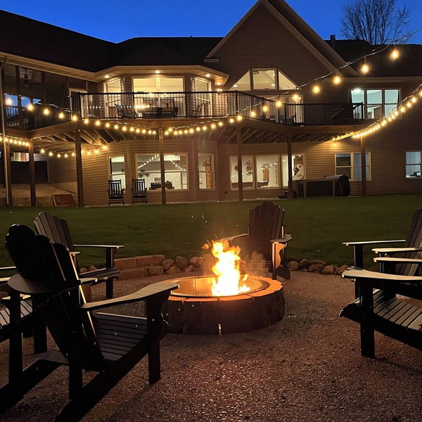 Riverfront Chalet on 5 acres~GameRoom~Spa~Gym~Firepit~Theater~2min to CrystalMtn