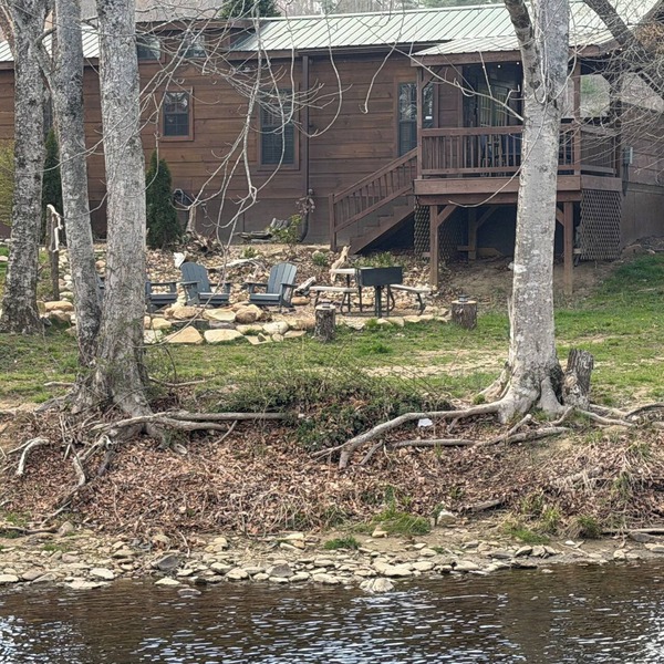 Riverfront Escape: Fire Pit, private hot tub, river fun, sleeps 6