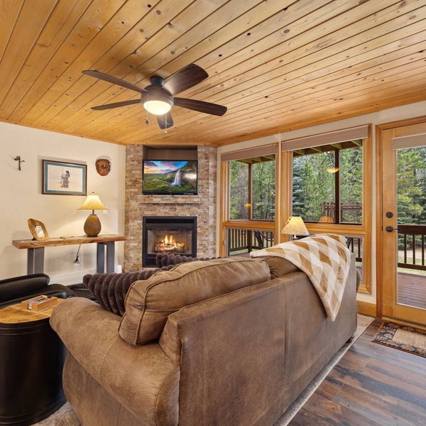 Riverfront Fall River Retreat Fireplace Close to RMNP