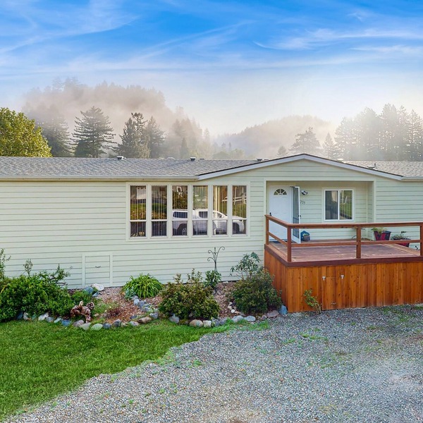 Riverfront getaway with firepit, deck, fireplace, full kitchen, W/D, & WiFi