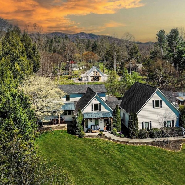 Riverfront getaway, Walking distance to Awesome!
