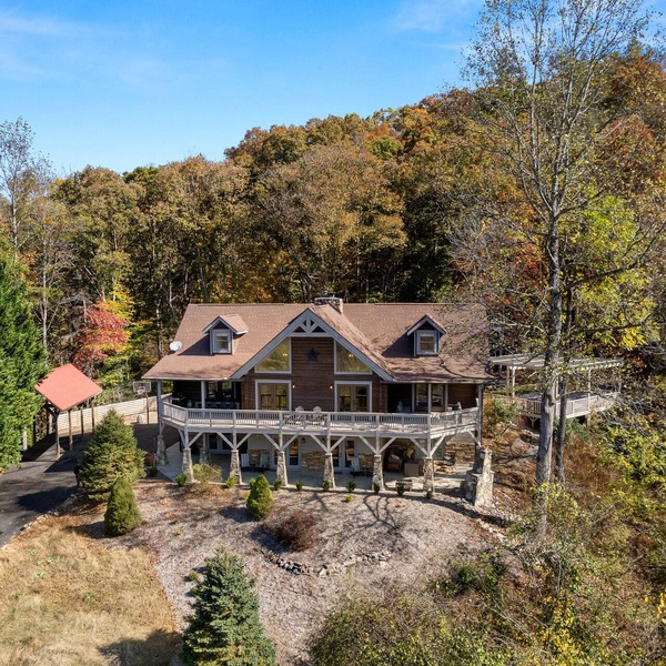Riverfront Lodge w/Hot Tub, Game Room & Views + Biltmore Pass
