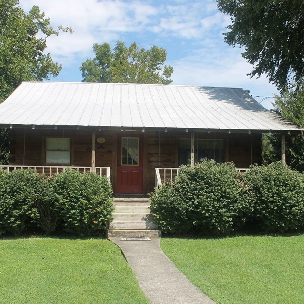 Riverfront Log Cabin 1 1/2 Mile From The Entrance Of The GSM National Park
