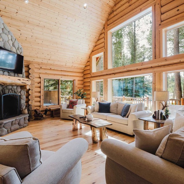 Riverfront log cabin style home with full kitchen, deck, washer & dryer and WIFI