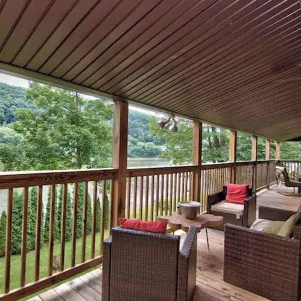 Riverfront Retreat For Kayaking, Fishing and Hot Tub