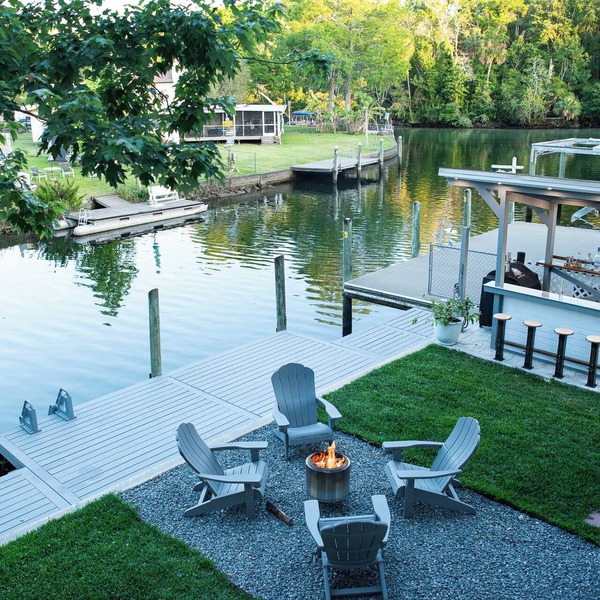 Riverfront Retreat with Hot Tub & Kayaks! Ideal Family Getaway in Weeki Wachee