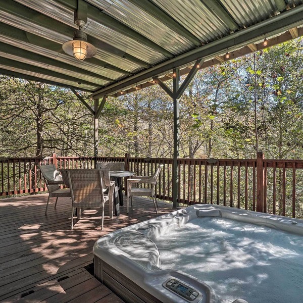 Riverfront Tallulah Falls Cabin w/Hot Tub!