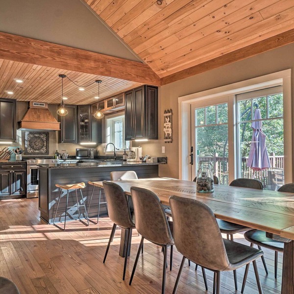 Riverfront Tallulah Falls Cabin w/Hot Tub!