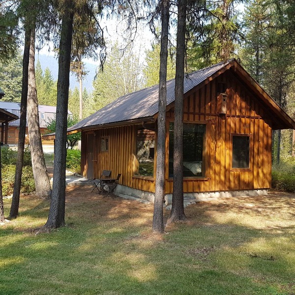 Riverside Cabin with Wood Fired Sauna on the Kettle River. Pet friendly.