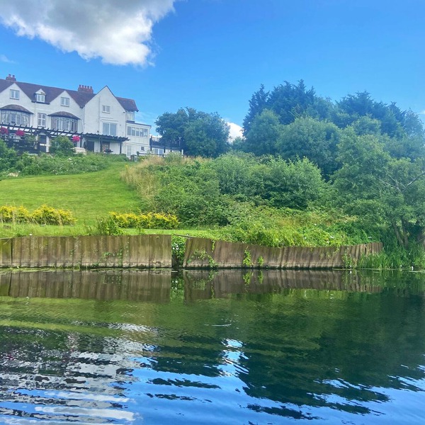 RIVERSIDE MANOR, pet friendly, character holiday cottage in Evesham