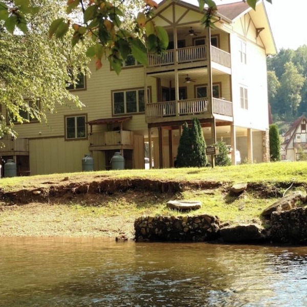 Riverside Relaxation located steps from downtown & overlooking the Chattahoochie
