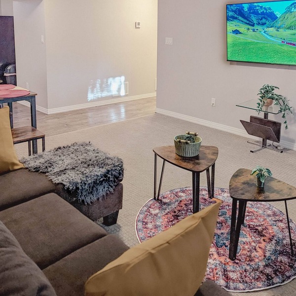 Riverside Retreat: 2 Bed 1 Bath Guesthouse in Highlands with workspace!