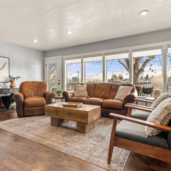 Riverview Home - walking trails - convenient location