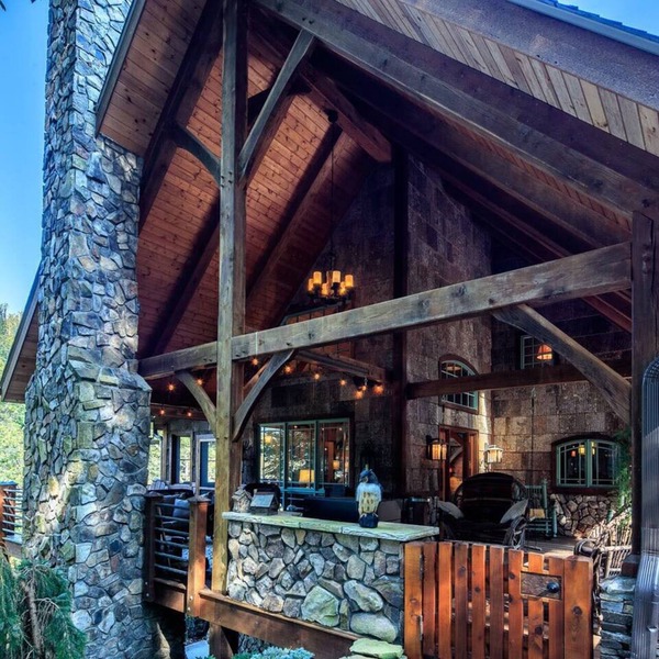 Riverwind Lodge - Luxury Riverfront Lodge - Outdoor/Indoor Fireplaces - Privacy & Views
