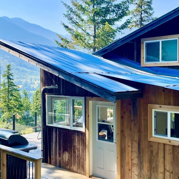 *ROBIN’S NEST* TINY CHALET HOME Spectacular mountain views surrounded by nature