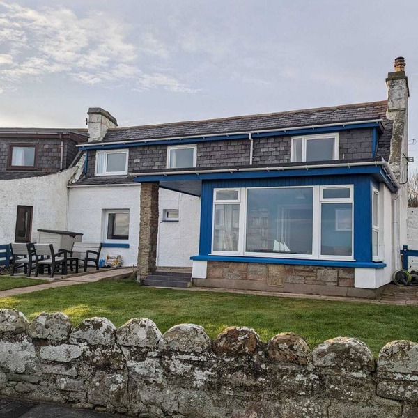 Roggle Roich - A traditional cottage with breath taking views of the sea