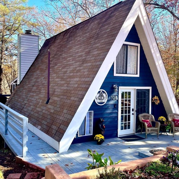 Romantic A-Frame Cabin with Hot Tub + Netflix