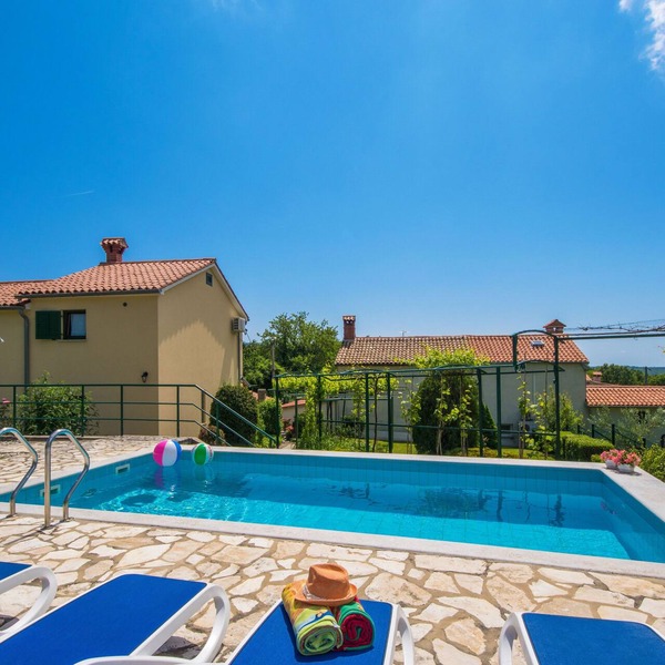 Romantic and family-friendly pool Villa, minutes from the beach