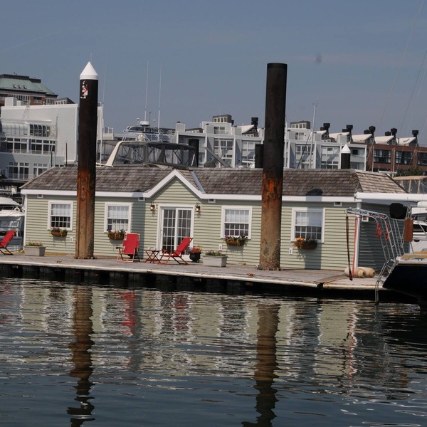 Romantic Boston Harbor Houseboat Stay for 2 people. A/C. Close to Freedom Trail.