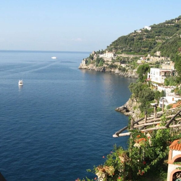 Romantic cottage, wide terrace overlooking the sea.