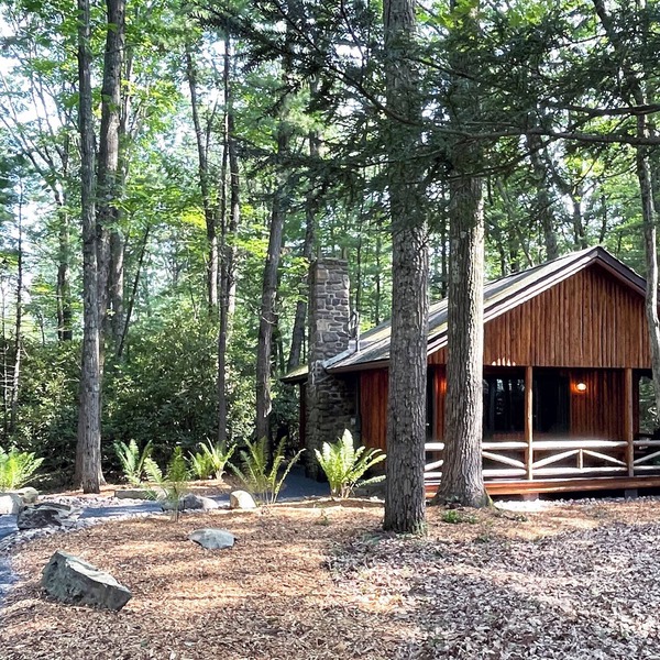 Romantic Couples Log Cabin Suite in the Poconos with Jetted Tub