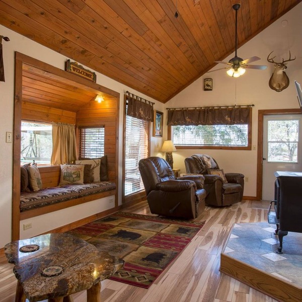 Romantic Forest Hideaway, Hot Tub, WiFi, near Attractions & Breweries!