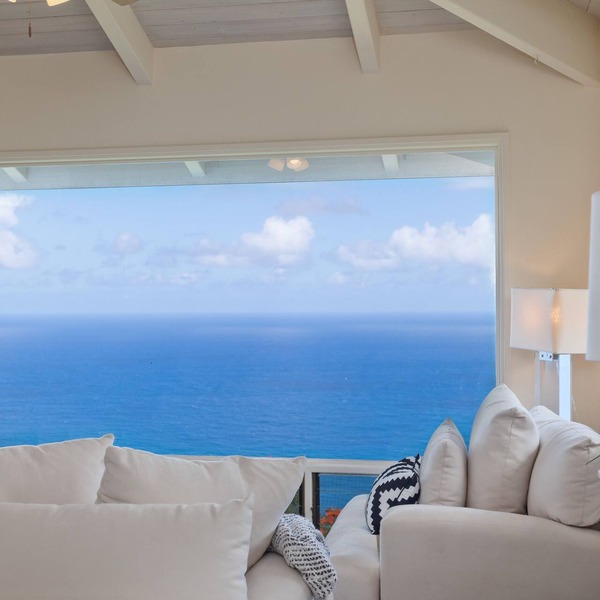 Romantic getaway for 2 at the Cliffhouse at the rim of Waipio Valley