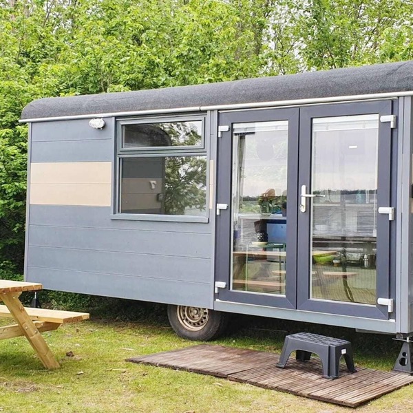 Romantic Lakeside Wagon Retreat