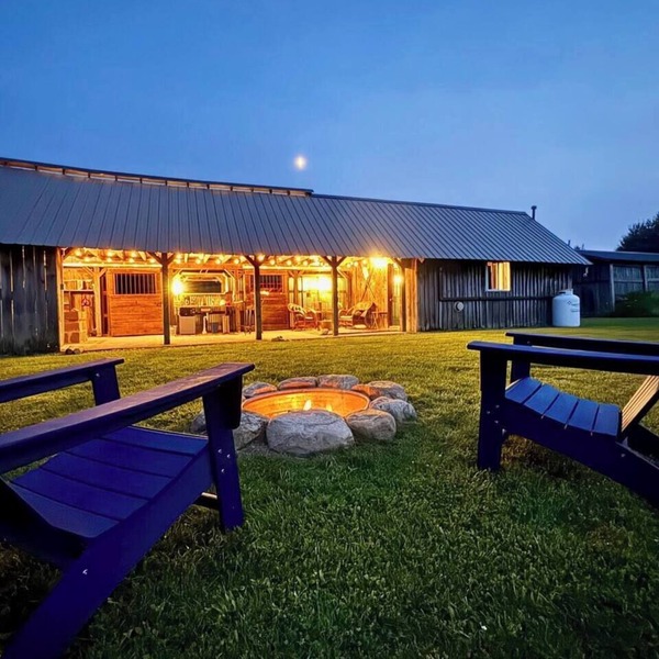 Romantic Meadow Cabin in FLX Wine Country
