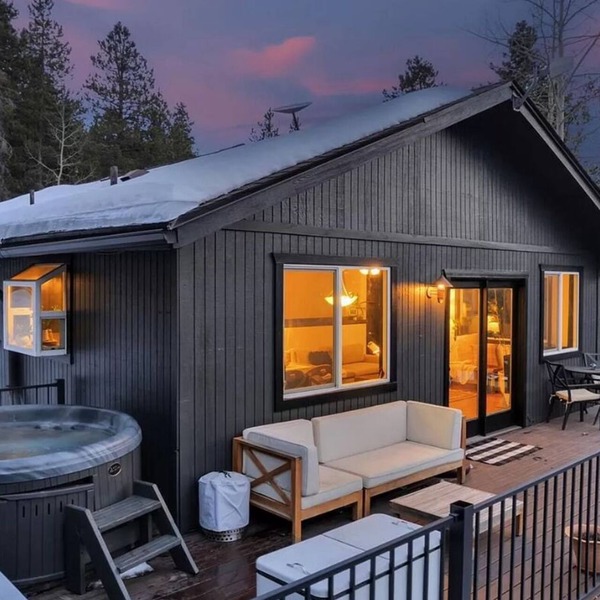 Romantic mountain getaway or family escape. NEW HOT TUB!