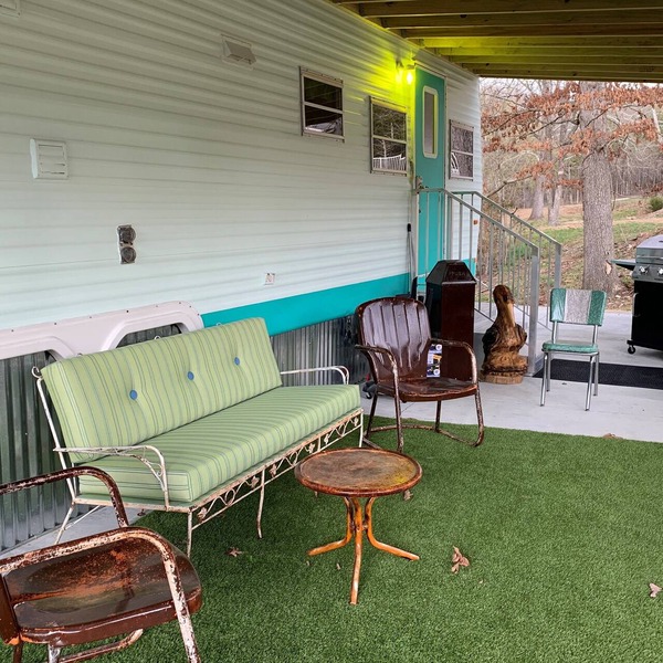 Romantic Retro! Pool 💦 Relax Quiet Cozy Bungalow Nature Branson & Cricket Creek