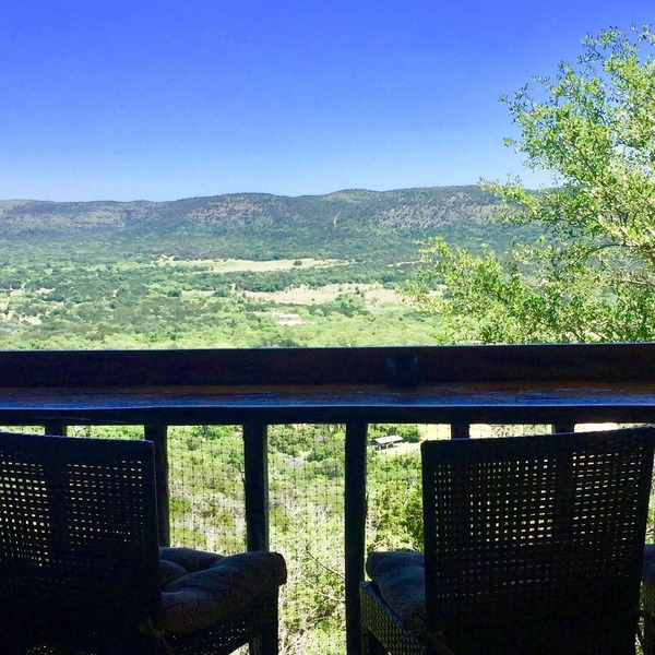 Romantic Rock Cabin, Beautiful, Spectacular Views of Frio River & Mountains!